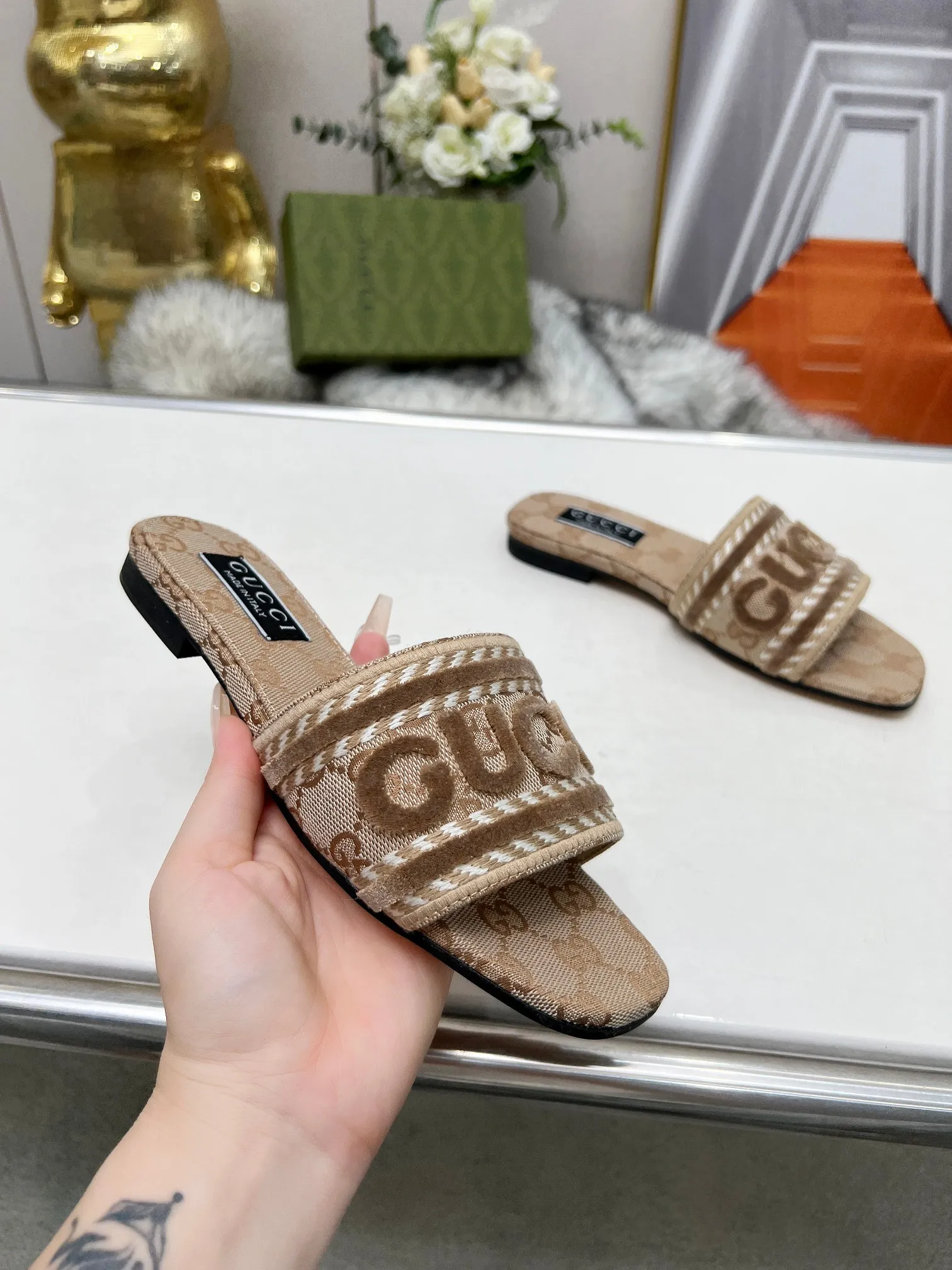👟👟Ex-factory price 340👟👟 Genuine leather sole 200 Gucci 2024/Spring and summer new electric embroidery flat slippers hot style online —————————————— Perfect interpretation! The original development supports any comparison in the market! Carefully crafted materials! Months in the making! The pattern is extremely beautiful! Unique charm. The fabric is made from the original one-to-one ratio! Flash sale market free version! The thorn lines and three-dimensional effect are full! High-end and high-end Factory No.: 828-16 ꫛꫀꪝ Go➫ Materials: ❶ Upper: Electric embroidery environmentally friendly washed denim fabric ❷ Feet: imported sheepskin, lining sheepskin. ❸Outsole! Original Italian leather outsole ➕ Rubber outsole ........................................ ♡Size: 35-44 ♡Colour: 1cm